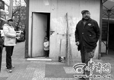 由于沒(méi)人照看，爸爸媽媽干活時(shí)帶著兩歲多的小韓靈  本報(bào)記者 董國(guó)梁 攝 