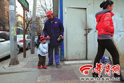 由于沒(méi)人照看，爸爸媽媽干活時(shí)帶著兩歲多的小韓靈  本報(bào)記者 董國(guó)梁 攝 